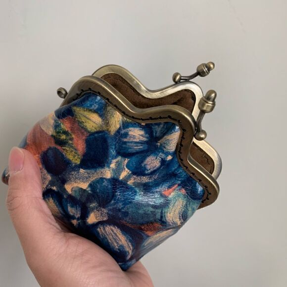 Chic Handsewn Genuine Leather Castle Shaped Kisslock Coin Purse & Chain - Picture 6 of 15